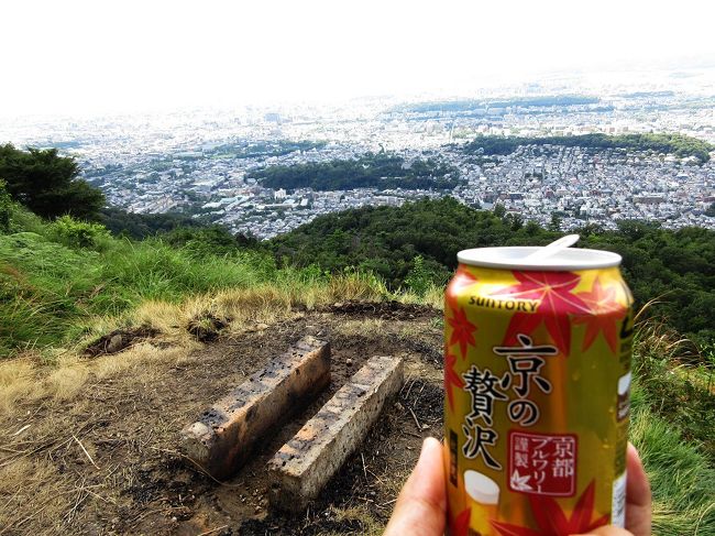 毎年 多くの観光客が訪れる 京都のお盆の風物詩<br />五山の送り火（五山送り火）<br /><br />去年は出町柳まで行ったのに<br />大雨で まったく見れずに終わり…<br /><br />今年は当日仕事で 現地にすら行けず…<br /><br />「終ったけど 登ってみるか」と思い立ち<br />「大文字山」を目指した