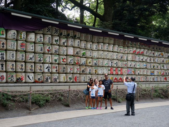 　しばらく涼しい夏が続きましたが、ようやく本格的な夏が復活、久し振りに歩きま専科に参加します。<br />行く先は昨年から続く都内の名所旧跡巡りで、今回は原宿、代々木編になります。<br />　午前１０時、原宿駅改札に集合、参加は男５名女４名の計９名。<br />先ずは目の前の明治神宮からスタートします。<br />　明治神宮は、明治天皇、昭憲皇太后をおまつりする神社で大正９年の創建。<br />内苑の広さは７０万平方米、創建時に全国各地より１０万本の樹木が献木され、１５０年経った現在一大森林を形成します。<br />又新年初詣の参拝者は勿論、年間参拝者も、ダントツの全国１位です。<br />　神宮参拝後は、それに隣接する公園寺社を巡り、ほぼ１日掛の行程でした。<br />それでは出発します。<br /><br />　表紙の写真は、神宮に献納された日本酒の菰樽。　