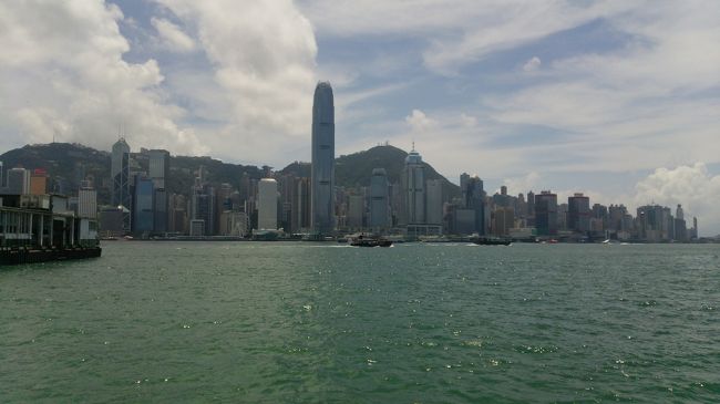真夏の香港旅行①の続きです。<br />香港滞在２日目です。今日は、スターフェリーとＭＴＲで、香港島と尖沙咀（チムサーチョイ）を行ったり来たりしました。