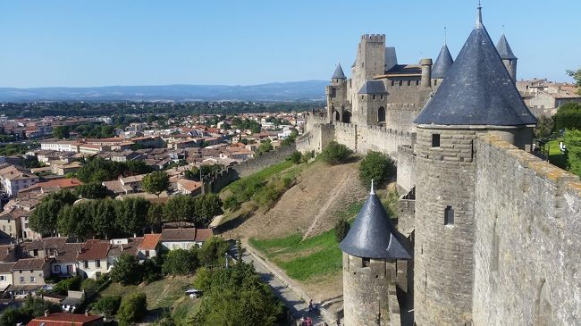 フランスでは、モンサンミシェルよりも人気があるのがわかる。<br />確かに、日本からはツアーでは組みにくいと場所にあるが、一軒の価値あり。<br />確かに観光地ではあるが、中世の面影残る城塞内にも泊まることできる。<br /><br />これほど、規模の大きな城塞史跡は他にないんじゃないだろうか？<br />行ってみて感動、現地の料理（カスレなど）を食べて感動、本当に遠回りして言ってよかった。<br /><br />日本人のみんなに行ったほうがいいと勧めたい。交通の便は悪いが、レンタカーがあれば苦も無く行ける。