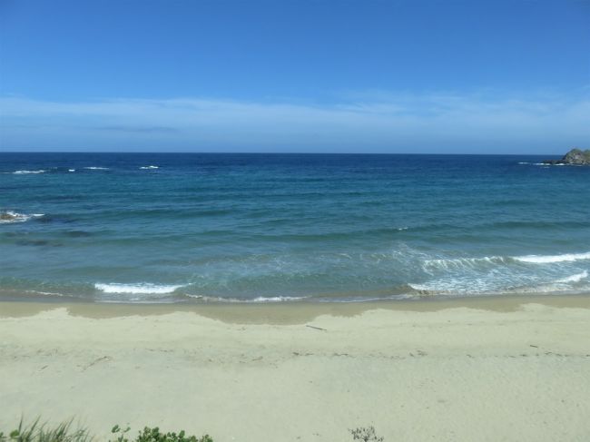 ８月２３日は島根県の温泉津温泉に一泊した。朝は旅館ますやのご主人に温泉津駅まで送っていただいた。９：０６発の快速列車「アクアライナー」で益田駅まで移動。途中の日本海の眺めは最高！！<br /><br />益田駅で、１１：２４発の山口駅行きに乗り換える。実は当初の計画では、二日目は長門峡を散策しようと思っていたが、あまりの好天気で、暑すぎる！７－８ｋｍは歩くことになるし、途中の茶屋で鮎を食べようという話も、不確実になった。この茶屋に一度電話したが出ないので、開店の保証がない。そこで、急きょ変更して山口市まで直行した。１３：１６到着。<br /><br />山口駅の観光案内所に入り、パンフレット類をいただく。県立博物館は常設展示で幕末維新関係などの展示があるかどうか聞くと、調べてくださった。あるというので、タクシーで移動。前日山口市は36.5度を記録しているのだ。<br /><br />山口県立山口博物館に久しぶりに入る。夏休みだから子供向けの展示ばかりだ。仕方ないが。。幕末維新関係の部屋だけ見ることにした。白眉は吉田松陰の書だ。幕府側の作成した第二次長州征討の図も面白い。<br /><br />写真は途中の日本海の風景から始めよう。７月末にも通ったばかりだから、どのあたりがいい景色か、ある程度記憶があったので、狙った海を撮影できた。