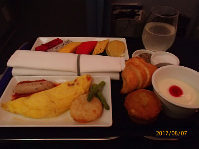 読売旅行で行く「ANAビジネスクラスで行く!ぶっとびアンコールワットスペシャル(5日間)」<br /><br />【4・5日目】<br />午前:トンレサップ湖クルーズ、オールドマーケット<br />昼食:クメール料理<br />午後:プノンペンへバスで移動<br />夕食:クメール料理、食後空港へ<br /><br /><br />この日も蒸し暑かったです。<br />メインの観光を終えてしまっているので、この日は消化日のような感じでした。<br />3日目までに2カ所のお土産物屋さんに行きましたが、期待外れだったので4日目に訪れるオールドマーケットに期待しましたが、そちらもパッとしませんでした。<br />残念です。