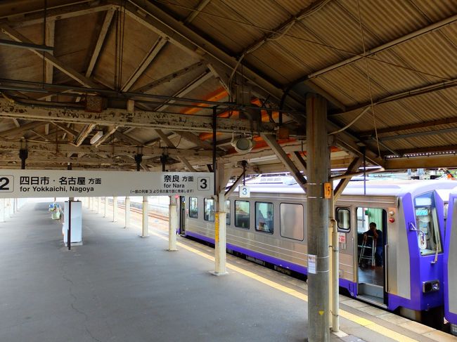 その名は関西本線。<br />名古屋と大阪「JRなんば」を結ぶ「本線」。<br />ところが「本線」とは名ばかりで、亀山駅と加茂駅間は電化されておらず、2両のディーゼルカーが山間部をかき分けながら走るローカル線です。<br />今日の目的はその気動車にのんびり乗ろうというもの。<br />「亀山」といえば最近はシャープの工場で知られていますが、実は東海道53次の宿場町でもあり昔から伊勢へ向かう紀勢本線の分岐点として栄えてきた歴史ある駅。果たしてどんなところなのか期待が膨らみます。<br /><br />さっそく、なんば駅近くの金券ショップにて「青春18きっぷを1枚3,600円」(4枚使い古し)で購入して、JRなんば駅から「関西本線」に乗りこみました。どうぞ道中お付き合いください。<br />ちなみに「JRなんば駅」ー「亀山駅」は片道1,980円です。<br />