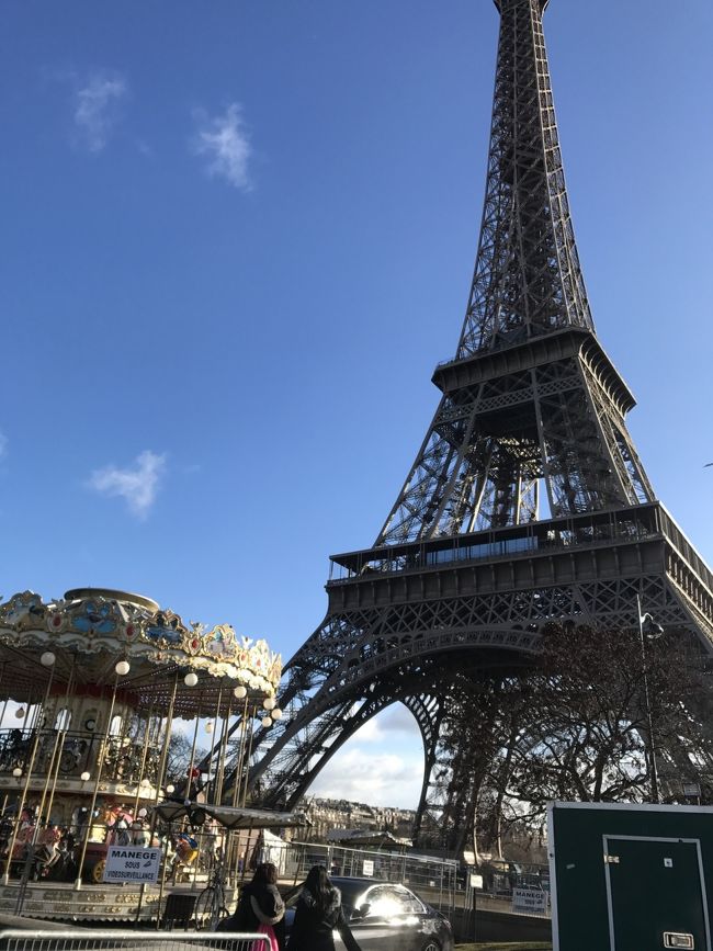 新婚旅行で訪れたフランス旅行について簡単にまとめてみました^ ^<br />2015年1月に入籍し同年12月に挙式。その後、転勤の為引越しや、続く冠婚葬祭等、仕事も忙しい日々となり、式から遅れること約1年の2017年1月11日～16日念願のフランスへ行って参りました。<br />この1年急な出費が多くなってしまい、新婚旅行費は当初の半額程にまでなってしまったのですが、1月のオフシーズンを利用する等節約し、ささやかな旅ではありますが、私達夫婦には楽しい旅行となりました(^-^)<br />これから旅行に行かれる方に少しでも参考になれば幸いです^ ^<br /><br />今回はSTWさんのパックツアーを利用。<br />航空券(KLM、エールフランス)、ホテル、行きの空港からの送迎(乗り合いで無い)、地下鉄1日券、帰りの空港までのロワシーバス代を含めて1人7万円代(空港利用料金等除く)というオフシーズンにしても破格の内容でした。<br />個人手配も考えたのですが、あまりに素晴らしい内容と金額でしたのでパックツアーを利用です。<br /><br /><br />出発は、現在住んでいる石川県から。<br />関空、セントレア利用も迷ったのですが、実家のある関東圏から出発する事にしました。(帰りにお土産も渡せるので^ ^)<br /><br />お休みが確定したのが出発一ヶ月前。そこから急いで予約したのですが成田、羽田ともに往路は直行便が無く、復路も空いていたのが深夜便のみ。<br />その為行きは、成田からKLMでアムステルダム乗り換えでパリへ。帰りはエールフランスで羽田着。<br />日本での利用空港が行きと帰りでバラバラというちょっと不思議な内容になりましたが、特に支障は無く過ごせました。<br /><br /><br /><br />☆1日目<br />成田発 KLMオランダ航空  11:25<br />↓      <br />アムステルダム  15:30着→16:52発<br />↓      <br />パリ到着  17:45<br /><br />滞在ホテル全日  Hotel Touring<br />https://i.4travel.jp/shisetsu/10413518?dmos=os<br /><br /><br />☆2日目<br />・ノートルダム大聖堂<br />・オルセー美術館<br />・ヴェルサイユ宮殿<br /><br />☆3日目<br />・凱旋門<br />・オランジュリー美術館<br />・セーヌ川クルーズ<br />・エッフェル塔<br />・サントシャペル<br />・コンシェルジュリー<br />・ルーブル美術館<br /><br />☆4日目<br />・モンサンミッシェル<br /><br />☆5日目<br />・サクレクール寺院<br />・モンマルトル散策<br />・オペラ座方面散策<br />パリ発    エールフランス  23：25<br />↓<br />☆6日目<br />羽田着   19:25<br />