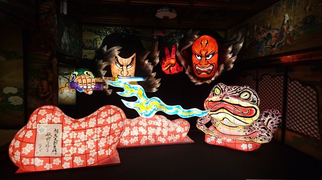 8月下旬の平日、目黒にある雅叙園東京へ行ってきました。<br />和のあかり×百段階段2017というアートイルミネーションイベントを楽しんできました。<br />今月青森でねぶた祭りを見たばかりなのに、ここでもねぶたを観賞!<br />ひと月で2回も見ることができて得した気分!<br />和テイストのイルミネーションは、とても素敵でした。<br />イベントの後はホテル内で優雅にアフタヌーンティー♪<br />そして、鯉が泳ぐ金太郎池を散策してきました。<br /><br />8月下旬になってまた蒸し暑くなってきた東京ですが、休日にリフレッシュできていい一日になりました。<br /><br />ホテル雅叙園東京~百段階段~カフェラウンジパンドラ~金太郎池