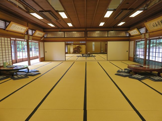 青春切符の旅で、島根県の温泉津温泉に一泊した後、二日目は山口駅に降りた。先に県立山口博物館に行き、それから、暑いのでタクシーで「菜香亭」まで移動した。入場は１００円。移築復元された元有名料亭とのことで、今まで特に訪問する気はなかったのだが、展示されている扁額が中途半端でない。<br />　　　　　<br />入場してみて資料などを読んでいると、相当に面白い場所だとわかってきた。扁額はともかく全て写真撮影した。これだけのバラエティの揮毫を一気に比較できる機会はそうざらにはない！<br /><br />安倍晋三、竹下登、田中角栄までくらいだったら驚かないが、三条実美、木戸孝允、伊藤博文、井上薫、山形有朋でおーと思い始め、後藤象二郎、西郷従徳、松岡洋右、重宗雄三,大島圭介、山田顕義などの名前まで見ると、地方の歴史博物館はちょっとたじろぐだろう。<br /><br />山口県出身の総理で他に岸信介、佐藤栄作、田中義一、寺内正毅もあった。（菅直人は入っていない！宇部出身だが。。好意的に説明すれば、この料亭が閉鎖された後なのだろう。。）まだ他に、よく知らない軍人等の扁額もあったが、ともかくその揮毫は見ごたえがあった！！安倍晋三さんにはもう一度機会をあげるのが親切心ではないだろうか？！第一次総理の時だそうで、元気が表にでていない字だと思うのだが。。<br /><br />佐藤栄作はここの2階に泊まり部屋まで作っていたそうだが、この料亭は山口に来た時のベースだったようだ。（追加：佐藤栄作の扁額に関して説明を加えた。）<br /><br />後、展示資料をゆっくり見ていると、５代目の女主人おごうさんに引き付けられた。おごうさんが引退されてからの山口弁でのビデオをかなり座りこんで見たのだが、ファンが多かっただろう。写真をつけておく。