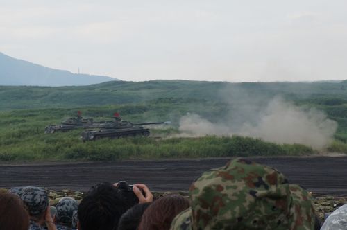 平成29年度陸上自衛隊 富士総合火力演習 初めて見る火を噴く戦車に ...