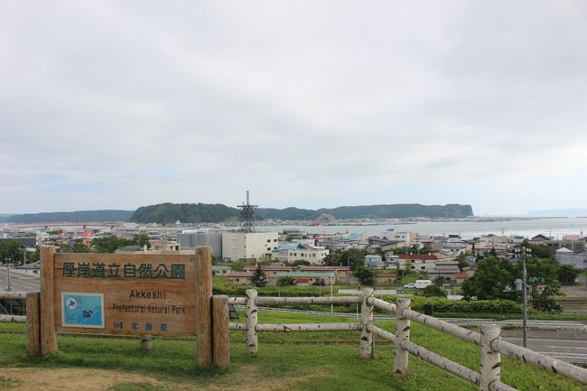 ２日目の続きです。<br />摩周駅から、釧網本線で東釧路、花咲線に乗り換え厚岸へ。<br />有名な駅弁　厚岸　氏家待合所の「かきめし」を食べたくって！<br /><br />厚岸着は１４時１７分<br />（事前調べでは氏家待合所の営業時間は８時３０分～１４時３０分となっていたので安心していいました）<br /><br />駅を出てすぐのお店へ<br /><br />「本日は終了」との札が…<br /><br />なんっていうことでしよう！！<br />店内には店主らしき人のすがたが‥一足遅かったですね。残念。<br /><br />お腹ペコペコ。<br />急いで、コンキリエへ向かいました。<br />さんまにカキフライ、美味しくいただきました。<br /><br /><br />