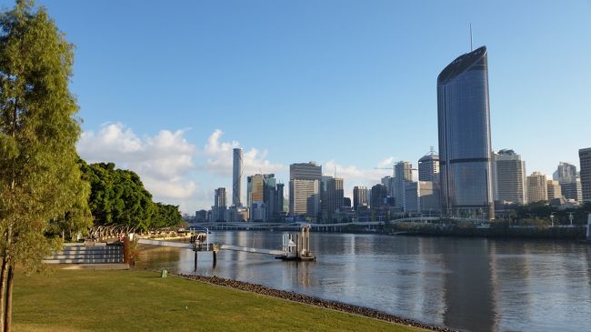 子連れで大好きなオーストラリアに年１程で行き始めて、今年で気づけば１０年目となりました！<br />ここ数年はヌーサにはまり、4度目のブリスベン・ヌーサの組み合わせでの渡豪です。<br /><br />毎回、ジョギングしている多くの人を見かけ、私も、この景色の中で走ってみたい！！と思い立ち、運動とは無縁のおばさんが突如3月からジョギングを始め、この旅行の為に準備してまいりました！<br />”もういい加減、オーストラリア以外の場所に行ってみたい”という高校生になった息子を、ほぼ無理やり同行させ（いや、一緒に来ていただいて）、ほぼ毎朝、息子の寝ている間に、きれいな景色を堪能しながジョギングを楽しんでみました。<br /><br />息子には、同行してくれたご褒美に、一度行ってみたいという実弾射撃場へがんばって連れて行きました！<br />（ゴールドコーストの観光地にあるものではなく、もっとリーズナブルで体験できる場所を探して...えんやこら..)<br /><br /><br />～～今回の旅程～～<br /><br />8/9（水) 23：25→05：10　関空→チャンギ（シンガポール）【SQ615】<br />8/10(木) 06：55→16：45　チャンギ→ブリスベン【SQ265】<br />　　　　　<br />8/10～8/14　ブリスベン　4泊【Mantra midtown】　<br />8/14～8/17　Noosaville　3泊【Rimini Holiday Apartment】<br /><br />8/17(木) 23:55→6:20 ブリスベン→チャンギ　【SQ246】<br />8/18(金) 13：55→21：35　チャンギ→関空　【SQ616】<br /><br /><br /><br /><br /><br />　　　　　　　　　　　<br /><br /><br />