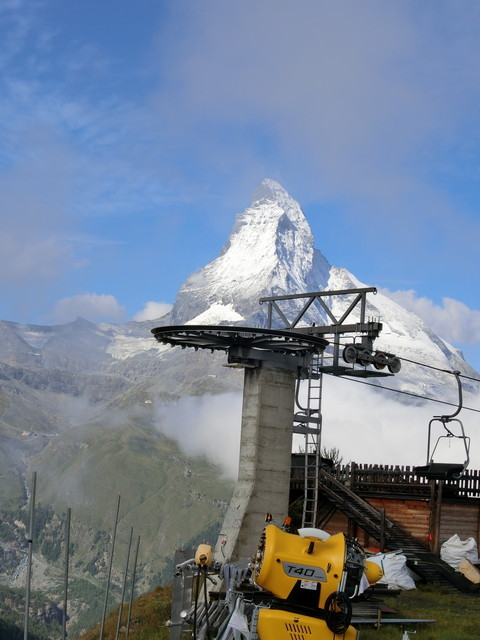 今日はZermattからゴルナ―グラート鉄道を利用して<br />Gornergrat~Riffelberg迄ハイキング<br /><br />前日までの悪天候から一転、空は晴れ渡りマッターホルンも一望<br />素晴らしい行楽となりました。<br />先ずはスネガパラダイスへ向かいます。<br /><br />