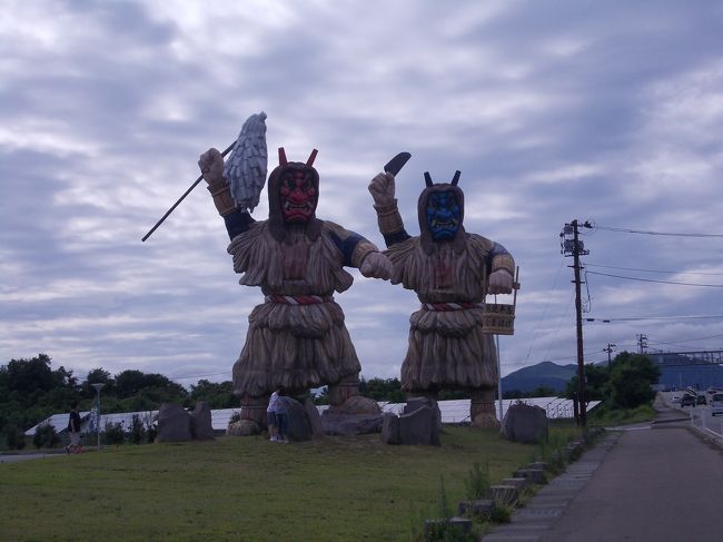 お盆の東日本縦断湯巡りツーリングの三日目です。<br />この日は天気予報は怪しいかんじでしたが、朝から晴天に恵まれました。<br />見ていると山側というか東側が天気よくないみたいですが、<br />この日は日本海側を北上していったのが良かったみたいです。<br />庄内平野の湯巡りをしたら、秋田県に突入。<br />男鹿半島はよく考えたら初めてです。<br />その手前で思わぬ出会いがあり鉄分を補給し、男鹿半島を楽しんだら、<br />一気に大館方面へ走りぬきました。<br />あたりは真っ暗ながら大館で最後に湯巡りをして本日は〆ました。