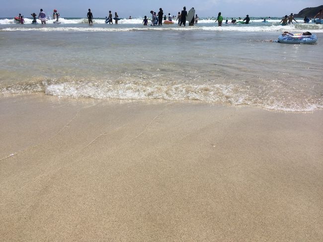 今年の夏は大好きな海外ビーチに行けない、、、ということで、以前から行ってみたいと思っていた伊豆白浜に行ってビーチを堪能することにしました。日本のしっかりとした海水浴場に来るのは10年ぶりぐらい(笑)でしたが、伊豆の海のきれいさに心を奪われました。灯台下暗しというとおり、日本のビーチの実力を思い知った旅行になりました。また、車を持っていない私にとって、電車で来れる伊豆は便利でしたので、公共交通機関派の人にもおすすめです!<br />