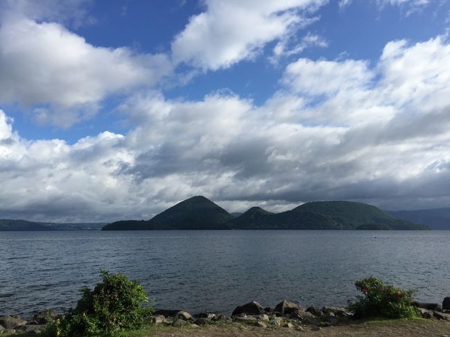 僕の誕生日に嫁と二人で洞爺湖温泉、サンパレスに一泊してきました。<br />サンパレスは二十歳前後に祖父母の結婚記念日に一泊して以来。<br />リニューアル以前の、ここはお風呂の遊園地～のイメージしか無かったので<br />正直そこまで期待はしてませんでした笑<br />洞爺湖自体も何度も訪れていたので自分の中のイメージも古臭いものでした。<br /><br />行きは無料送迎バスで2時間半ほどかけて移動。<br />ホテルについてまず驚いたのはエントランスがまぁ、キレイになっているではないですか。<br />古臭い温泉宿とは雲泥の差！シャレオツになってびっくらこきましたｗ<br />エントランスを抜けると内装の古臭さを隠せていないところもギャップがあって良し。<br />客室は洋室。<br />シングルベッドふたつとオットマンつきのチェアが2脚と、カップルならゆったり過ごせる広さ。<br />客室からの眺望も抜群です。<br /><br />温泉もキレイになってましたねぇ…。<br />お風呂の種類はそれほど多くないですが、温めの湯温でのんびり浸かることができます。<br />露天風呂は深めにできていて、立って浸かる変わった風呂でした。<br />湯に浸かりながら洞爺湖を目の前で眺めることが出来るんですが、<br />洞爺湖自体にライトアップが無いので暗いと湖は見えませんｗ<br /><br />夕食・朝食はバイキング。普通です。鱧の天ぷら食べたら口の中やけどしました。<br /><br />チェックアウト後温泉街をプラプラしましたが、やはり寂れているのはかわりないですね。<br />バブル崩壊後からシャッターが降りた建物が増えていきましたが、その頃から手付かずの<br />建物も未だにあるようです。<br />人通りも観光客以外の人はあまり見かけなかったですね。<br />とは言え発見が全く無いわけでもなく。<br /><br />はじめに、おかだやさんにより白いおしるこをいただく。<br />まだまだ残暑きびしいので、冷たいおしるこにしました。<br />牛乳ベースのあっさりしたおしるこで、小粒ながらもちもちした白玉との<br />相性もよく、すぐに完食！<br /><br />ランチにはホテル万世閣の向かいにある、ハンバーガーショップHyduneさんに寄ってみました。<br />ハンバーガーってこんなに美味しいものなんだ、と二人で感動！<br />パテの肉汁がすごい量で、手がベタベタでしたけどボリューム・味共に大満足！<br />洞爺湖にきたらリピート確定ですね。<br />むしろ、ここ目当てで来ても損しないまである。そんなお店です。<br /><br />また来よう、洞爺湖。