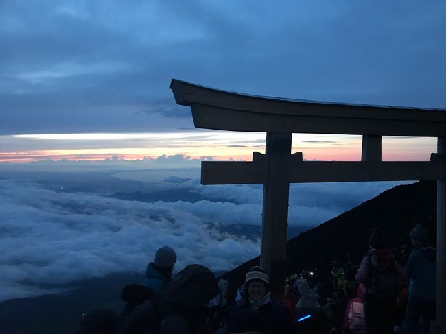 念願だった富士山へ主人と一緒に登ってきました<br />昨夏娘と筑波山に登ったのがきっかけで登山にハマり&quot;死ぬまでに一度は富士山に登りたい&quot;と思うようになりました。この1年で筑波山3回、高尾山3回、鋸山、伊予ヶ岳、金時山を登り、先日は富士山0〜5合目まで、今回は5合目から山頂まで登って、ようやく富士山制覇できました<br />1日目はスバルライン5合目から山小屋のある本8合目まで高低差1100メートル、6時間かけての登山でした。途中結構ひどい雨に降られるし、序盤で左足首を捻り、右ふくらはぎの筋を痛めてしまい、満身創痍で山小屋まで辿り着きました。主人も夜になってから膝の裏や内太ももをつって動けないと&gt;_&lt;翌日山頂まで登れるのか危ぶまれましたが、2時間で登りきり、ご来光を拝むことができました。