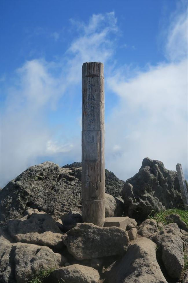 トムラウシ山は、北海道中央部、上川管内美瑛町と十勝管内新得町の境にそびえる大雪山系南部の標高2,141 mの山です。「大雪の奥座敷」と称されています。地元では昔から「カムイミンタラ」（神々の遊ぶ庭）として崇められていたとの事です。