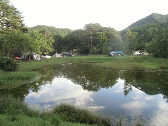 コミュの仲間9人で長野県阿智村にある銀河もみじキャンプ場に行って来ました。<br />各地区から3台で「道の駅・信州平谷」集合 此処で昼食とひまわりの湯で入浴・・<br /><br />標高1200㍍高原キャンプ場 さわやかな風が吹き下界とは大違い。<br />早速 設営をして夕食の準備 ステーキ・燻製・パラパラチャーハン・ポテトサラダ・・豪華でした。<br />片付けておしゃべりタイム その頃には星も綺麗に見え 天の川も見えました。<br /> 首が痛くなるぐらい 見ていました。<br /><br />朝は雲が少しありましたが 朝日も見れました。<br />朝食はベーコンエッグ・とうもろこし・おにぎり・ポテトサラダ・オレンジと朝からお腹いっぱいです。<br /><br />片付け後、「馬の背1457㍍」へ天気も良くなり遠くの山々もすっきりと見えました。<br />ここで頂上に向かう組と軟弱組と別れました。<br />私は1時間も登れないので ここでお別れして平谷の大滝へ<br />前の日にも雨が降り水量も多く迫力がありました。涼しく 気持ちよかった~~。<br /><br />まだ時間があったので、昼食を兼ね「おきよめの湯」へさっぱりしたので のんびりと帰って来ました。