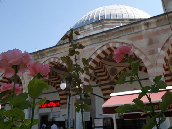 トルコ北西部の街エスキシェヒルに遊びに行ってきました!<br />イスタンブールとアンカラを結ぶ高速鉄道(YHT)のおよそ中間に位置し、アンカラからYHTを利用して1時間半という好立地。トルコ人も小旅行に訪れる人気の街です。エスキシェヒルは「古い街」の意で、歴史的にも紀元前1,000年のフリギア人にまで遡りますが、現在の街はトルコ革命(1919~1922年)の後に再建された新しい街で、トルコ有数の産業都市です。<br /><br />街全体を走るトラム、ポルスック川周辺の繁華街や市場、家族連れが喜ぶ公園、オスマン町時代の建物を残した街並みなど、エスキシェヒルでは機能的かつ美しい街づくりが行われています。小さな街ですが、海のリゾートに来たような開放感(実際は川ですが笑)に浸れます。トルコを個人旅行される方に、オススメです(温泉もあるらしい)!<br /><br />2019年には、日本の建築家・隈研吾先生設計の現代美術館がこの街にできるそうで、今から楽しみです。<br />http://kkaa.co.jp/works/architecture/the-odunpazari-modern-art-museum/<br /><br />さて、今回の旅のラインアップは以下のとおり。<br />*安い!速い!高速鉄道に乗る<br />*オドゥンパザルの歴史的街並みで食べる、学ぶ、買う<br />*シンデレラ城のある公園でまったり<br />*美味しいメキシカンとの出会い<br />*ここはベネチア!?ポルスック川沿いを歩く<br />*(おまけ)高速鉄道の切符の買い方@アンカラ<br /> 以上