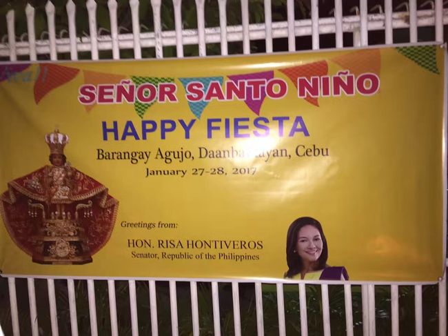 フィリピンに旅行される方々には、セブ島の”シノログ・フェスティバル”と言う<br />”お祭り”が、毎年１月の第３週に、盛大に催されるのを、ご存知の方々も<br />いらっしゃると思います。<br /><br />しかしセブ島には、何処の地域にも”ＦＩＥＳＴＡ”と呼ばれる、<br />お祭りが存在するんですね。（私は、知らなかったんですが・・・）<br /><br />キリスト教徒が多いセブ島では、大小幾つもの教会が各地に有り、<br />教会が有れば、”ＦＩＥＳＴＡ”が有ると言っても過言では有りません。<br /><br />今回、セブ島最北端の街「ダアンバンタヤン」に在る「アグージョ」と言う<br />バランガイのフィエスタを見に行く機会を得たので、ご紹介します。<br /><br />※Barangay(バランガイ)：最小単位の住民団体と言うか、<br />　　　　　　　　　　　　村みたいなものだと考えて良いと思います。<br />　　　　　　　　　　　　各バランガイには、キャプテンと言う<br />　　　　　　　　　　　　村長さんくらいの権威者が居ます。<br /><br />※セニョール　サント　ニーニョ：スペイン語<br />※ハッピー　フィエスタ：英語＋スペイン語(笑)<br /><br />