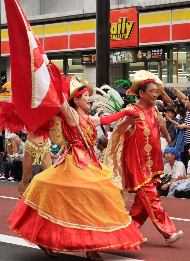 サンバチームは、いわゆるサンバを模して、音楽を演奏し踊るチーム・集まりを俗に総称した和製英語である。浅草サンバカーニバルや神戸まつりをはじめ、日本各地のおまつりやイベント、またステージなどに出演・出場する。<br /><br />サンバはブラジルのリオを発祥とするダンス音楽であるが、日本では必ずしもリオの様式・スタイルに準じたチームばかりではなく、サンバを日本風にアレンジしたチーム、またはその中間的なチームなど、色々なスタイルのサンバチームが存在する。そのため、完全な定義づけは難しいが、それら日本風や中間的な集まりはサンバチーム、ブラジルのスタイルに即したチームはポルトガル語の呼び方であるエスコーラやブロコといい、区別される。様々な理由からエスコーラと呼ぶ本格的な「サンバチーム」が登場するようになり、日本風のサンバチームは少なくなっているのが現状である。<br />（フリー百科事典『ウィキペディア（Wikipedia）』より引用）<br /><br />浅草サンバカーニバル　については・・<br />http://www.asakusa-samba.org/