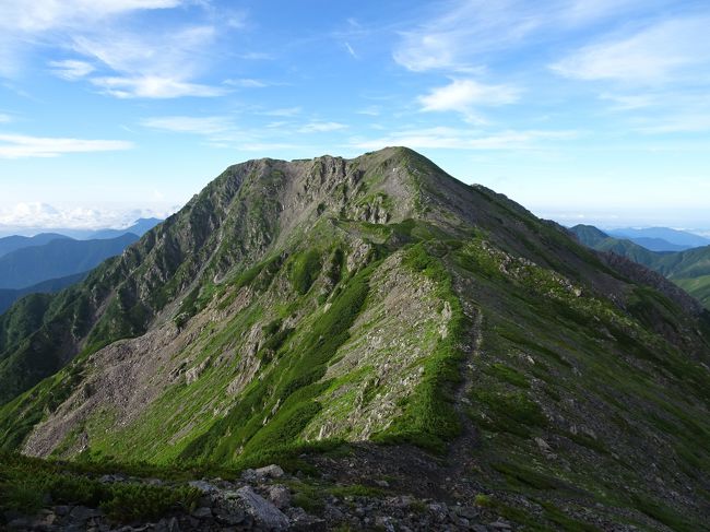 今夏は天候に恵まれずなかなか登山に行けませんでしたが、ようやく週末に晴れ間がのぞきそうということで、1泊2日で南アルプスの悪沢岳（3141m）と赤石岳（3120m）に登ってきました。<br /><br />＜行程＞<br />伊那大島駅6:45→鳥倉8:35（バス）<br />鳥倉登山口8:40-10:07三伏峠小屋-10:36烏帽子岳-11:25小河内岳11:31-12:48板屋岳12:56-13:27高山裏避難小屋13:30-15:37前岳-15:48中岳15:52-15:55荒川中岳避難小屋16:22-17:00悪沢岳17:05-17:46荒川中岳避難小屋（泊）4:30-5:13荒川小屋5:20-7:00赤石岳7:31-9:04赤石小屋9:20-11:24椹島（徒歩）<br />椹島13:00→畑薙第一ダム14:00（バス）<br />畑薙第一ダム14:25→静岡駅17:50（バス）<br /><br />＜これまでの南アルプス登山記＞<br />甲斐駒ヶ岳・仙丈ヶ岳（2016.06）<br />http://4travel.jp/travelogue/11142799<br />鳳凰三山（2016.07）<br />http://4travel.jp/travelogue/11148317<br />北岳・間ノ岳・塩見岳（2016.07）<br />http://4travel.jp/travelogue/11154465<br />