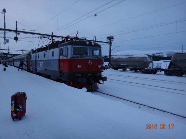 ストックホルム駅夜半に出発、夜行電車で朝早く北極圏のイエリバレ駅に到着。<br />早朝なのか、駅員さん不在。<br />イエリバーレ駅前のコンビニでサンドイッチとミルク購入。<br />タクシーで20分のドンドレッドスキー場へ。<br />観光客もスキーヤーも見かけません。<br />ドンドレッドホテル前は、スキー場。<br />早々、レンタルスキーを借りスキー場へ。<br />初めてのスエーデンのスキーです。<br />夜はオーロラで有名な街です。。<br />イエリバーレの街並み、教会は素晴らしい。<br />ラップランドのスキー巡りの始まりです。
