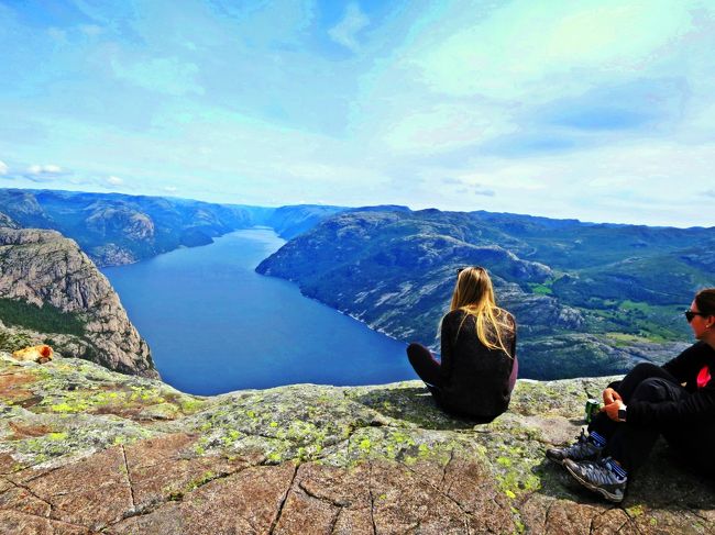 2017年の夏に歩いたノルウェー。<br /><br />現地9日間の日程はほぼ毎日が大自然worldで、連日、これでもかと言う程歩き、何万年という歳月をかけ氷河が作ったフィヨルドの谷間を堪能してきました。<br />今回のノルウェー旅のメインの目的は、フィヨルドの奥深くに存在する憧れの絶景：【トロルの舌】や【シェラーグ・ボルデン】へのトレッキングで、この2か所は足が竦む程のとんでもない景色を見たい♪と云う方には☆5個でお勧めの場所でした。<br /><br />そして、今回の旅行記で紹介するプレーケストーレン(Preikestolen)、此処でも相棒と私はハイキングを楽しんできました。<br />プレーケストーレンはノルウェーを訪れる観光客に一番人気の絶叫スポットで、その場所があるのはリーセフィヨルドの海面から垂直に聳える600mの崖の上です。<br />その断崖絶壁の岩壁の上に立ち、見下ろす青く輝くフィヨルドの風景は、数あるノルウェーの景勝地の中でもトップの座に輝くと云われています。<br /><br />また、プレーケストーレンは、比較的簡単にアクセスできる絶景・絶叫スポットとしてもその名を知られています。<br />簡単アクセスと言っても実際には登山口からの絶叫スポットまでのハイキング時間は往復4時間が必要（登山慣れしてる方ならば3時間）で、口で言う程ラクチンではありませんが、それでも短くても往復5時間や長ければ数日間を必要とするその他の絶景ポイントに比べれば楽勝なことは確かです。<br /><br />そのアクセスの容易さ故に、プレーケストーレンではハイキングにチャレンジする旅人が多く、その年齢層は背負子に入れられた赤ちゃんから年配の方まで様々で、登山道も展望台も観光客でかなりの大混雑でした。<br />特にハイキングコースの終着地点である絶景・絶叫スポットの崖の先端部では、如何にインスタ映えする写真を撮れるのか四苦八苦する観光客が写真撮影のための長い列を作っていて、一寸イタイ状態…。<br />せっかく大自然たっぷりの素敵なフィヨルドの景色を見られる展望台まで頑張って登って来たのに、その目的がSNS映えする写真の撮影だなんて、なんだか残念ですよね。<br /><br />そんな部分も見えてしまったプレーケストーレンでしたが、相棒と私のハイキング旅は「微妙…」では終わりにはなりません。<br />実は、私たちはとっておきの情報；ガイドブックにも現地のトレッキング地図にもないマル秘情報を旅の前に入手していたのです。<br /><br />その情報とは、…観光客が列を作って記念写真を撮っている広い岩の台地はプレーケストーレン山全体からみたら未だ中腹部分の展望台でしかなく、その岩の上にはより高き頂があり、山頂からはリーセフィヨルド全体を一望でき、更に反対側にある大きな海を渡ったスタヴァンゲルの街並みまで眺められる…と言うモノで、こんな素敵な秘密情報を握った私達の選択肢はただ一つ、地図にはないその先のルートへと進むこと、それしかありませんでした。<br /><br />プレーケストーレンでの混雑をサラっと流した私たちは更なる高みを目指し、岩の上にそそり立つ、展望台からはその様子を窺い知ることの出来ない真の頂を攻める岩歩きに挑戦することに…。<br /><br />今回の旅行記では、一般的なプレーケストーレン展望台へのハイキング・ルート＋道なき道を行く岩登り絶景山頂ルートとノルウェー旅の最新のドライブ事情を紹介したいと思います。<br /><br /><br />□7/1　成田発 午前- SK便- コペンハーゲン着 -SK便- ベルゲン着<br />□7/2　アイ・フィヨルドへ移動 ボーリング滝・トレッキング<br />□7/3 トロルの舌・トレッキング<br />□7/4　スターヴ教会 &amp; ダイナミックな滝巡り／Odda<br />□7/5　氷河トレック／Blue Ice Hike Juklavass Glacier<br />■7/6　プレーケストーレン・ハイキング<br />□7/7　シェラーグボルテン・トレッキング<br />□7/8　スタバンゲル &amp; ベルゲン 街歩き<br />□7/9　ベルゲン発 午前 - SK便- コペンハーゲン着 -SK便- <br />□7/10　成田着 午前 <br /><br />2017   ノルウェー旅行記 紹介<br />☆★☆★☆★☆★☆★☆★☆★☆★☆★☆★☆★☆★☆★☆★☆★<br />〈1〉トロルの舌で愛を叫ぶ<br />http://4travel.jp/travelogue/11260815<br />〈2〉スターヴ教会と滝巡り<br />http://4travel.jp/travelogue/11283572<br />〈3〉惑星ホスの氷河を歩こう♪<br />http://4travel.jp/travelogue/11266693<br />〈4〉プレーケストーレンから転落未遂!?<br />http://4travel.jp/travelogue/11276852<br />〈5〉宙に浮かぶ奇跡の岩：シェラーグボルテン	<br />https://4travel.jp/travelogue/11377215<br />〈6〉アナ雪の港町へ<br />https://4travel.jp/travelogue/11379701<br /><br />2013   ノルウェー旅行記 紹介<br />☆★☆★☆★☆★☆★☆★☆★☆★☆★☆★☆★☆★☆★☆★☆★<br />〈1〉航空機乗っ取り事件から始まった家族旅行<br />http://4travel.jp/travelogue/10801905<br />〈2〉碧のフィヨルド・ハイキング☆絶景ポイント大公開！<br />http://4travel.jp/travelogue/10802910<br />〈3〉氷河の色って青かった!?温暖化の影響でトレックできない!!<br />http://4travel.jp/travelogue/10803420<br />〈4〉マンモスが歩きし氷河谷を散歩～Jostedal氷河トレッキング<br />http://4travel.jp/travelogue/10804012<br />〈5〉瑠璃色のフィヨルドを巡る☆宿を訪ねて200km!<br />http://4travel.jp/travelogue/10805609<br />〈6〉トロルの足跡を辿ってベルゲン街歩き♪<br />http://4travel.jp/travelogue/10807459<br />☆★☆★☆★☆★☆★☆★☆★☆★☆★☆★☆★☆★☆★☆★☆★