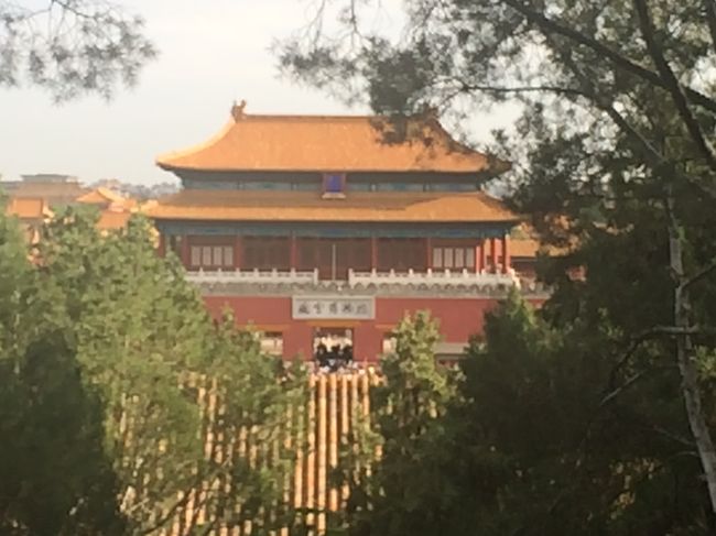 私にとって、正直、良いイメージ皆無の中国、北京。<br />一生行くことはないだろうと思っていました。<br /><br />そんな中、2017年の夏休みの旅行計画を立てることに。<br />当初、三国志やキングダム、はたまた近現代中国史に興味を持った私の兄と甥が北京、私はほかのきょうだい達やちびっ子達と国内旅行に行くことなりました。でも、暴走しがちな2人組で初の土地、しかも中国に行かせるのは不安だという姉からの頼みで、半ば添乗員としてついていくことになったのが、今年の春。<br /><br />そこからは、怒涛の準備です。<br />まずは、4トラベルで先輩トラベラーの皆さまにお知恵をお借りすることからスタート。12名の皆さまから教えていただいた情報はすべて何度も目を通し、参考にさせていただきました。おかげさまで、大変楽しめました。<br />皆さま、本当にありがとうございました。<br /><br />今回は、10数年ぶりに旅行会社のフリープランツアーを利用しました。<br />日系の航空会社と4つ星以上のホテルが私の中のこだわり条件。<br />個人手配と旅行会社がほぼ同じくらいの価格になり、勤務先が提携している旅行会社なら僅かながら割引があるとか、昨今の半島情勢などで万が一有事があった場合、ツアーの方が連絡手段が確保できると思ったのが理由です。<br />ツアーの要領がさっぱり分らなくなっていて、個人手配の方が気楽ではあったのですが、この北京旅行に関しては、ツアーにして大正解でした。<br /><br />私たちの出会った北京の人たちはとても親切でした。<br />食べ物もある程度の店構えのところであれば気にすることは無さそうですね。トイレと空気だけがネックですが、中国はケンカするより賢く付き合うべき国なんじゃないかと、今回初めて思いました。<br /><br /><br /><<2017北京3泊4日>><br />◎8/25 9:10 JL21 王府井~景山公園~大董?斧鴨店(ディナー)<br /><br />8/26 慕田峪頂上~アフタヌーンティ~盧溝橋~川?甓餐庁(ディナー)<br /><br />8/27 天安門広場~故宮~天安門~人民大会堂~鼎泰豐(ランチ)~南鑼鼓巷~海底ロウ火鍋(ディナー)<br /><br />8/28 王府井~南鑼鼓巷~湯城小厨(ランチ) 16:30 JL22<br />