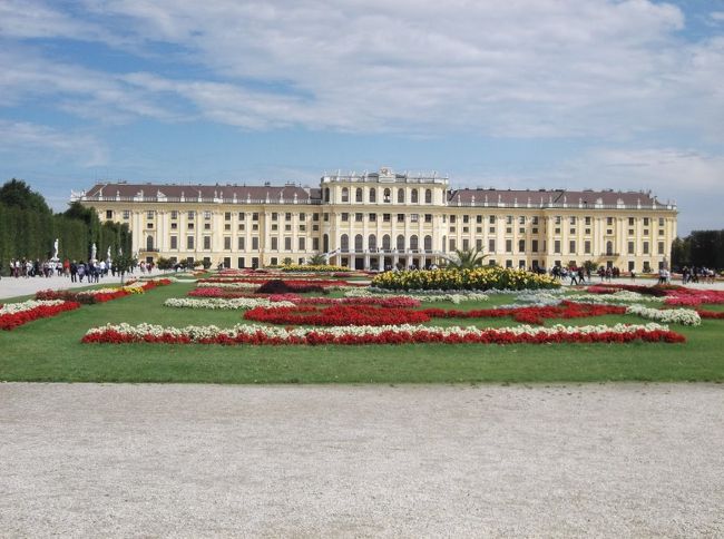 相変わらず小雨ぱらつく空模様。今日は混み合うというシェーンブルン宮殿に。<br />９時すぎに入場したおかげか、さほどの人出ではなく、広い宮殿をオーディオガイドに従い見物しました(撮影禁止で画像なし)。オーストリアは皇帝の国なのですね。<br />その後、宮殿の裏庭を散策、天気が回復して庭の花々もきれいで良い気分です。<br /><br />軽い昼食の後、王宮方面に。ウィーンでの交通手段は地下鉄です。地下鉄は危ないの？　昨日、初めて地下鉄に乗るときの妻のひきつった顔が忘れられません(笑)<br />娘たちが路面電車に乗りたいというので、これで公園のモーツァルト像に。私が大好きなモーツァルト、オーストリア人にもかけがえない存在なのでしょうね(^o^)<br />さて王宮に行くかと思えば、娘たちが国立図書館にも入りたいと。美しさで有名だそうで(天井画など)、まあまあ楽しめました。<br />いよいよ王宮です。巨大な歴史ある建物をオーディオガイドで巡ります。銀食器の展示、エリーザベト皇妃の生涯、皇帝夫妻の暮らしぶりの３部構成ですが、それぞれが詳細でかなり長く、所要２時間以上！　そこまでオーストリア皇室に関心があるわけじゃない私たちにはちょっと辛かった(苦笑)。私は全部付き合ったら、歩いて立ち止まるの繰り返しがいけないのか腰痛寸前(&gt;_&lt;)。家族は後半、スルーしたようです。<br /><br />夕食は、王宮から比較的近いアマーリングバイスルに行きました。バイスルとは大衆食堂のことだそうですが、昨夜のバイスルは結構なお値段で……　今夜はその名のとおりで、安くて親切で美味しくて満足でした。