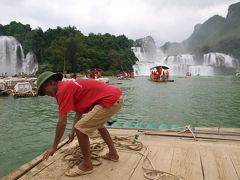 東洋のナイアガラ、中越国境の絶景バンゾック滝 Thác Bản Giốc（中国名：徳天瀑布)）見物。カオバンの街から、滝には、さらにバスで2時間ちょっと！！！