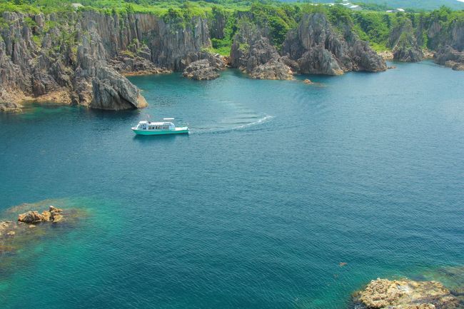 今年の夏の家族旅行は、佐渡島へ行ってきました。佐渡の海で遊びたい、というのが一番の目的で、その他は行き当たりばったりでした。<br />　旅行の1週間前に佐渡で大雨が降り、旅行はどうなるのかと心配していましたが、お天気にも恵まれ、海水浴も観光も楽しむことができました。7歳児がいるので、海で遊ぶことをメインに考えていたのですが、なんだかんだと観光も多くなりました。意外と子どもも観光を楽しんでおり、充実した2泊3日の旅行となりました。<br /><br />［計画］　<br />　6月下旬に佐渡に行くことに決めました。8月上旬で出かけようとホテル検索を開始しましたが、さすがは繁忙期！なかなか希望する日程でのホテルの空きがありません。海水浴場まで足を延ばさなくてもホテルの近くで海水浴ができるところを、と探しましたが、佐渡ではなかなかそういうホテルはありませんでした。佐渡の海水浴場はほとんどが砂利だということもわかりましたし。希望日前後で2泊できるホテルを予約し、海水浴場までは車で出かけることにしました。<br />　ホテル予約の後、佐渡内での移動のためのレンタカー検索、佐渡へ渡るフェリーの検索をしました。こちらも繁忙期！　レンタカー料金と、カーフェリーによる自家用車の運送料を比較すると、自家用車で行く方が安いことがわかりました（ホテル予約特典に、カーフェリーでの自家用車運送料割引があったため）。ということで、佐渡へはカーフェリーで車ごと行くことにしました。佐渡汽船のホームページから予約をしました。<br /><br />［日程］（8月2日（水）～8月4日（金））<br />■1日目<br />　09:20　新潟港発（カーフェリー「おけさ丸」）　<br />　11:50　両津港着<br />　たらい舟に乗る（矢島体験学習館）<br />　砂金採り体験（佐渡西三川ゴールドパーク）<br /><br />■2日目<br />　海水浴（達者海水浴場）<br />　佐渡金山<br /><br />■3日目<br />　磯遊び<br />　尖閣湾揚島遊園<br />　16:05　両津港発（カーフェリー「ときわ丸」）<br />　18:35　新潟港着<br /><br />［ホテル］<br />　大佐渡温泉　ホテル大佐渡<br />