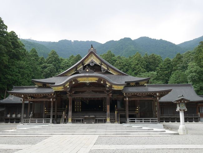 新潟県長岡市に住んでいる友人と遊びたいらしい夫。<br />旅行がしたい妻。<br />利害一致で、新潟県に行ってきました♪<br />仕事終わりに車で4時間!日付が変わるギリギリに長岡市内のホテルにチェックイン!<br />翌日は、夫はお友達と遊びに!妻は一人で弥彦神社に行ってきました!<br />夕飯は友人夫婦と4人で美味しご飯を食べ♪<br />ガッツリ観光でもないし、2泊3日だけど実質1日しか時間はありませんでしたが・・・<br /><br />とにかくご飯が美味しすぎる!!小食夫婦がガツガツ食事をしました(笑)