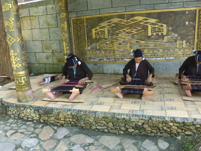 娘に夏休みらしい思い出をということで、リゾート気分を味わうために中国のハワイと呼ばれる海南島へ。既にこの夏三度目の中国です(笑)<br /> <br />台風シーズンのため出発前から天気予報とにらめっこ状態でしたが、行きはギリギリセーフ、帰りはギリギリアウト!?な旅となりました。<br /><br />**************************************<br />海南島二日目は路線バスで少数民族のテーマパーク、檳榔谷(ビンロウ)へ。日本のガイドブックには載っていないし、情報が少なくて不安でしたが、思ったより簡単にバスで行くことがきました。
