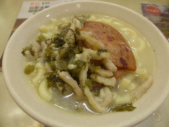 娘に夏休みらしい思い出をということで、リゾート気分を味わうために中国のハワイと呼ばれる海南島へ。既にこの夏三度目の中国です(笑)<br /> <br />台風シーズンのため出発前から天気予報とにらめっこ状態でしたが、行きはギリギリセーフ、帰りはギリギリアウト!?な旅となりました。<br /><br />**************************************<br />海南島・海口から香港の便が台風でキャンセルとなり、急遽三亜から香港へ。そして翌日の香港からの帰国便も最終的に3時間遅延。まさかの2日連続の遅延+深夜着となってしまいました。<br />