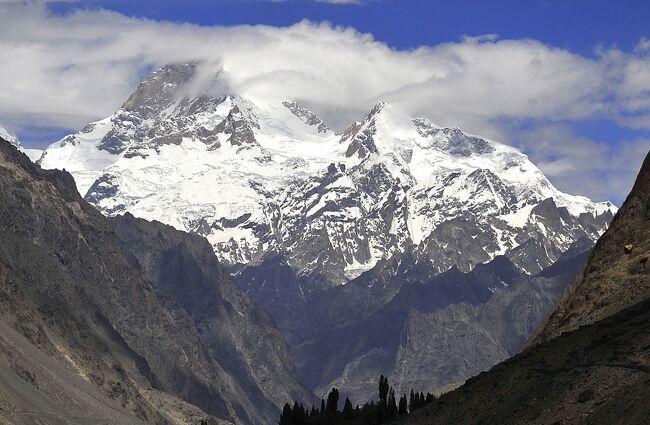 パキスタン北部、インダス川上流部は、スカルドゥ付近から西に向かって深い峡谷の底を流れくだり、ギルギットの東で大屈曲、概ね南に向かって流下します。このインダス川の南側と東側は、ヒマラヤ山脈の西端部に当たります。単にインダス川が地理的境界になっていると言うだけでなく、地質構造上の境目になっています。<br />インダス川北側は、西側のインダス川支流であるギルギット川までがカラコルム山脈、ギルギット川の南、インダス川の西側はヒンドゥークシュ山脈になります<br />今回の旅は、このヒマラヤ西端のエリアを、主に4輪駆動車で巡るツアーです。標高4200m付近でのテント2泊を含みます。<br />圧倒的迫力の山岳風景と、街の雰囲気を楽しむ旅です。<br />旅行記5は、この旅行の5日目と6日目、カプルー村からカラコルム最奥の谷フーシェへの往復と、その翌日カプルー村からスカルドゥを経てデオサイ高原への移動です。<br />フーシェ谷の奥にフーシェ村があり、村からはK1(マッシャーブルム7821m=表紙写真)を間近に望むことができます。カラコルムの重要な登山基地となっていますが、寂しい寒村でもあります。