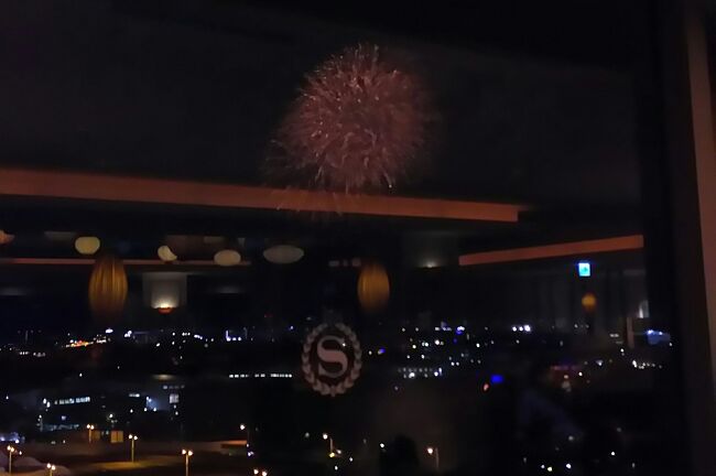 今回もシェラトンプリファードゲストプログラムでのステイになります。表紙写真はラウンジからのパーク花火になります。
