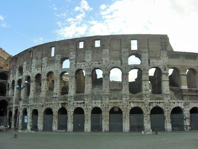 恒例の夏の母娘で行く海外旅行。<br />今回はイタリア旅行の記録です。<br /><br />旅行記その9はイタリア旅行最終日のローマです！<br />コロッセオ、トレビの泉、スペイン広場、真実の口を観光しました。<br />大好きな映画「ローマの休日」の世界を堪能しました。