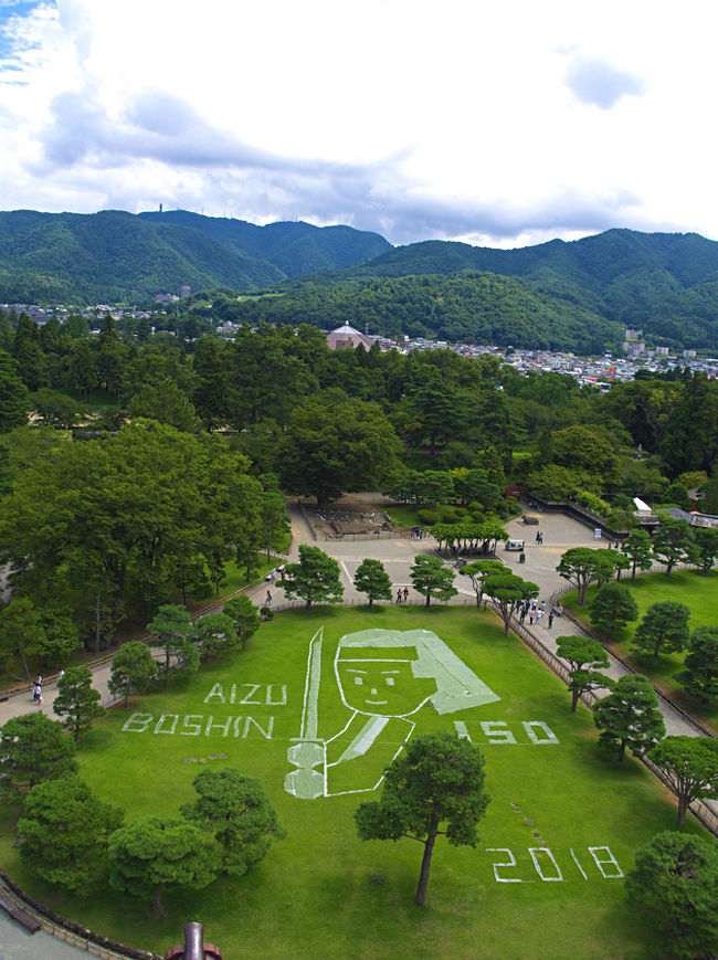 夏休みの会津旅2日目。ますば鶴ヶ城へ。<br /><br />城は現存するものが日本には少ないイメージがあり、あまり興味がわかずこれまではじっくり中を見るなんてなかったのですが<br />鶴ヶ城は結構な見応えと聞いたので、ついでに戊辰戦争ものも読んで行ってみました。<br /><br />コレが…写真撮影不可だった兜の展示がなかなかのコスプレぶりで素晴らしかったです。