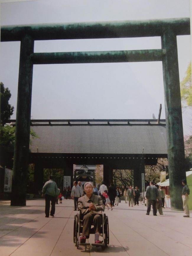 {旅程}<br />①平成14年4/11(木)<br />母と車で靖国神社を参拝し､桜の散りかけた千鳥ヶ淵を見て､戦没者墓苑を参拝し､夜､主婦の友社会館でｺﾝｻｰﾄを聴きます｡<br /><br />②平成15年3月(木)<br />母 妻と3人で靖国神社 桜の千鳥ヶ淵 戦没者墓苑を再び､訪れます｡<br />