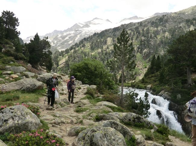 フランスとスペインの間、東西４３０ｋｍに広がるピレネー山脈。その中央部に位置するのがアネト山（３４０４ｍ）<br />ピレネー山麓のベナスケに泊まりながら歩き回ります。<br />ヨーロッパ最大の城塞都市カルカッソンヌも見学