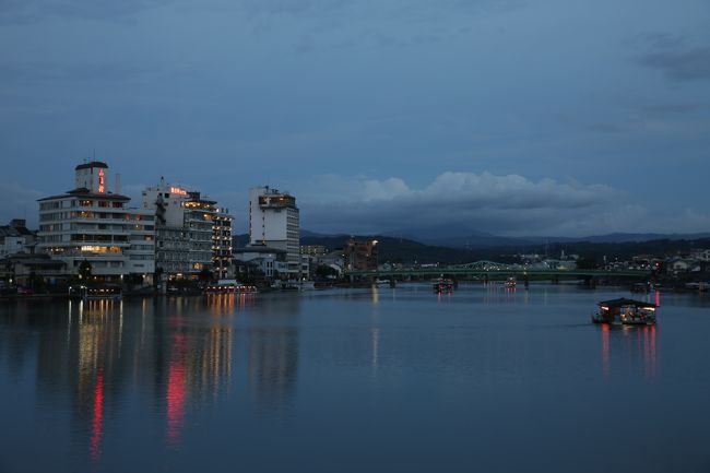 ぬぅおぉ～う～！！<br />旅に出たい旅に出たい旅に出た～いっ(&gt;_&lt;)<br /><br />今年は８月下旬に<br />今年最大の夢を叶える為の仕事があったので<br />７月以降は黙々と準備準備<br />毎年恒例の夏休み旅行も封印して黙々と準備。<br /><br />その仕事も<br />多くの方のご協力のもと<br />無事に終えることが出来まして<br />放心状態だったここ数日・・・・・・。<br /><br />まずは寝るだけ寝て<br />その後、この仕事が終わったらやろう、と思っていた色んなこと片付けて<br />ふと気付けば<br /><br />冒頭のセリフを<br />心の中で叫んでおりました(^^;)<br />それが９月１日金曜日の午後。<br /><br />翌日からは丸々お休みの土日。<br />何にも準備してないけど<br />とにかく今すぐ何処かに行きたいし写真撮りたい。<br /><br />でも月曜からまた仕事だからあまり遠くに行って疲れたくないし<br />だけどせっかくいいお天気だから風景中心の旅がいいし<br />相変わらずのビンボー旅行なので<br />交通費がかかるところはイヤだし<br />質素なホテルしか泊まれないけど居心地良いところがいいし。<br /><br />突然思い立ったワリに色々注文が多いのですが(^^;)<br />そんな私が今回選んだのが大分の日田市と福岡のうきは・朝倉エリア。<br /><br />九州に土地勘のない方でも<br />この地名は今年、よく耳にされたことでしょう。<br />７月の集中豪雨の被災エリアです。<br /><br />自宅から車で1時間程で行けるエリア<br />仕事の移動で毎月通過するエリア。<br /><br />車で通り過ぎるだけの町並みを<br />たまには歩いてみるのもいいんじゃない？<br /><br />そして<br />微力ながらも応援してるって伝えられたらいいじゃない？<br /><br />ということで<br />慌ただしくホテル予約して荷物まとめて<br />急きょ１泊の旅に出かけて参りました(^^)<br />そしてこの旅行記は<br />そんなショートトリップの前編で日田市での滞在の様子をお送りします。<br /><br />夏の終わりの旅先にふさわしい<br />穏やかでノスタルジックな場所でした(*´∇｀*)<br /><br />