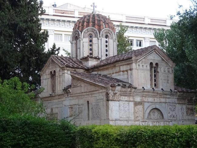 ギリシャに世界遺産はたくさんありますが、そのうち、まったく別の場所に建てられた3つの修道院を1セットにした、「ダフニ修道院群、オシオス・ルカス修道院群及びヒオス島のネア・モニ修道院群」という11世紀ビザンティンの修道院群があります。<br /><br />世界遺産のビザンティン建築見たさに、場所もバラバラの3つの地域を見て周ることにしました。宿泊したのはヒオス島に2泊、アテネに2泊です。<br /><br />アテネではタクシーを使ってダフニ修道院とオシオスルカス修道院を見学しましたが、その他の時間はアテネ市内を街歩きしながら点在するビザンティン教会を見学しました。<br /><br /><br />