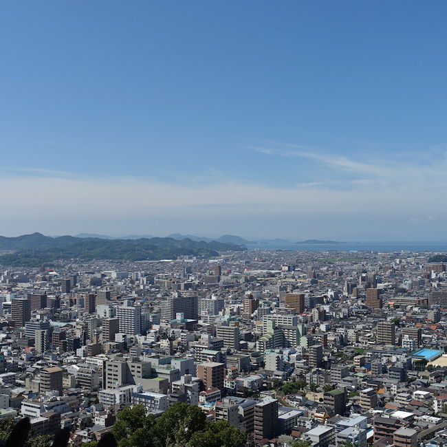 広島で用事があったので、行ったことのなかった都道府県の愛媛県を旅行しました。<br />松山は、ゴミが一つも落ちていないような、とてもクリーンな街でした。<br />今治タオルや愛媛みかんをおしゃれにブランディングしているお店もあって、古い温泉街というよりは若めの世代も多く訪れている印象でした！