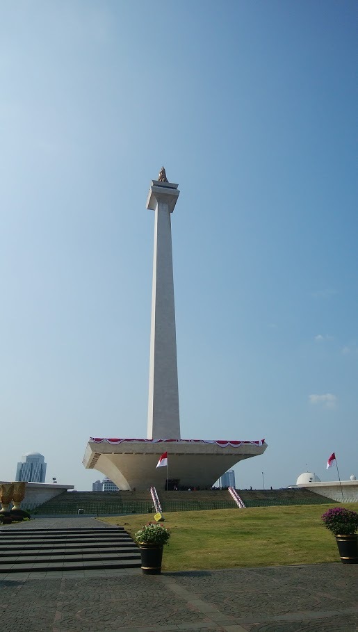 ジャカルタのTugu Monas(独立記念塔)へ行ってきましたので、そのレポートを。<br /><br />ジャカルタは観光する場所が超少ないので、必然とモナスへ行く人は多いのではないでしょうか？<br />目立ちますしね。<br />でもこの観光場所は、2点注意したほうが良いと思うことがありましたので、それを含め書きたいと思います。<br /><br />●問題点<br />1.モナスには最上部に展望台があり、上がれるのだが、展望台(独立記念塔内部)へ行く入り口がとてもわかりづらい。<br />2.展望台に上がるエレベータの輸送能力が低すぎて、2～3時間並ぶ。<br /><br /><br />●レポート<br />2017/8/18の昼過ぎに行って見ました。<br />この日の午前中はブロックMにいたので、トランスジャカルタでブロックMからモナス駅まで。<br />モナス駅で降りてから実際のモナスの敷地内の入り口まで結構歩く。<br />どこが入り口かわからなかったので、とりあえずモナス駅から南に歩いていった。<br />そしたら、南西に入り口らしきものはあったが門が閉まってる。<br /><br />南西側の入口<br />https://goo.gl/ZQVV5M<br /><br />もしかして営業時間外なのかな？と思い、ネットで営業時間を調べてみると営業時間内だったので、門にいた警備員らしき人に聞いてみると、本日はクローズだと言う。<br />今日は入れないのか？と聞くと、夕方(18時～)は入れると言う。<br />よくわからんけど、疲れたのでこの日はホテルへ帰る。<br />次の日は土曜日なので、本当は平日である今日中に行っておきたかったのだけど仕方がない。<br />(どうやら2017/8/18はモナスでイベントがあって入れなかったらしい。)<br /><br />そして次の日(8/19)、同じように昼過ぎに行ってみると、今度は門が開いていた。<br />日陰とか少ないので日焼け止めや日傘は必須かと。<br />モナス(独立記念塔)自体に近づくと、柵が張り巡らされていて近づけないようになっていた。<br />(トップの写真で緑の柵が写っているが見えるかな・・・？)<br />展望台には上がるにはどうするれば良いのか、ネット検索してみるが、<br />ここだ！と書いてあるページは見つからなかった。<br />とりあえず1周してみると、モナスからちょっと離れた所に、何やら人が出入りしている場所があった。<br />近づいてみると下に降りる階段を発見。<br />その階段を下ってみると、そこが展望台に繋がる通路だった。<br /><br />展望台に繋がる入り口は以下の場所です。<br />[展望台への入口]<br />https://www.google.co.jp/maps/@-6.1737841,106.8272002,21z<br />(なぜかgoogleマップに乗ってない・・・)<br />[ストリートビュー]<br />https://goo.gl/maps/4LBM9gTLnZm<br /><br /><br />階段を降りるとチケット売り場となっており、まずチケットを買うために並ぶ。<br />15分ぐらいは並んだかな？<br />受付の人がアップ？と聞いてくるので、展望台に上がる場合はYESと答えましょう。<br />紙のチケットではなく、カードがチケットとなっている。<br />(このカードはエレベータ乗るときに使うので無くさないように)<br />そして地下通路を抜けて、モナスの下へ。<br />モナスの地下は博物館っぽくなっており、いろいろインドネシアの歴史が展示されている。<br />そこはスルーして、さっさと1階へ上る。<br />が、展望台へ上るエレベータはすでに長蛇の列・・・<br />(トップの写真にも行列が見えると思います。)<br />土曜日だから？<br />拡声器を持った人が何やら仕切っていたが、現地語なのでよくわからん。。。<br />とりあえず皆さん2列で並んでいたので、そこに並んでみる。<br />さっきの拡声器の人にHow long is the wait?って聞いてみると、<br />日本人ですか？って日本語で返されたｗ<br />そうですと答えると、大体この場所からだと2時間～2時間半だといわれる。<br />(昔、日本に住んでいたことがあって日本語が少ししゃべれるらしい。)<br />帰ろうか迷ったけど、他に行く場所もないし、待ってみました・・・<br />ちなみに外国人は私を含め3人しか並んでなかったね。<br />他の観光客はもっと早く来たのかな？？<br />それとも長蛇の列を見て帰ってしまったか。。。<br /><br />2時間ほどで展望台に上がれたが、展望台にはマジで何もない。<br />町並みが一望できるだけ。<br />とりあえず写真を撮って、またエレベータに乗るために並ぶ。<br />展望台には写真撮影10分、下りエレベータに乗るのに20分並び、計30分間の滞在。<br />当然、2時間も待つ価値は見出せない・・・<br />まあ、ネタにはなったので良しとしましょう。<br /><br />下りは2階部分で降ろされる。(トップの写真の台座の上の場所)<br />ここも2階部分なので、見晴らしは良いのだけど、もう疲れきってたので見渡す余裕もなく、すぐに階段で1階に戻り、地下通路を通ってホテルへ帰還。<br /><br />展望台に上るのであれば、平日が良いでしょう。<br />そしてできればオープンと同時に。