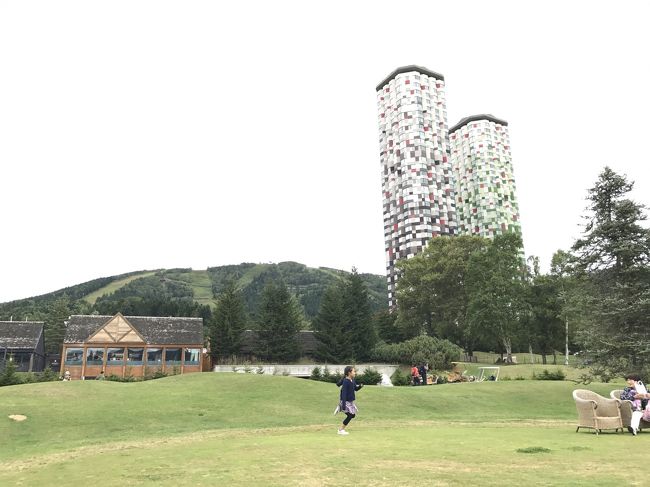 今年の夏休みも北海道へ!<br />八か月になるベビーがいるので、ベビーに優しいホテルを選び、ゆったりと日程を組みました。初めての飛行機、どうなることかとドキドキでしたが、行きも帰りもよく寝てくれて、安心しました(^-^<br /><br />宿泊したホテルは、星野リゾートが運営を任されている「星野リゾート トマム ザ・タワー」。「ままらくだ」という、赤ちゃん連れに優しいサービスが充実しており、とても楽しく過ごせました。<br /><br />初めての飛行機、初めての外食(離乳食)、初めてのプール、、と初めて尽くし!<br /><br />初めての息子との夏休みは、プライスレスな思い出でいっぱいの夏休みとなりました。<br /><br />■旅の目次<br /><br />八か月ベビ連れ トマム旅行①<br />http://4travel.jp/travelogue/11278517<br /><br />八か月ベビ連れ トマム旅行②<br />http://4travel.jp/travelogue/11278563<br /><br />八か月ベビ連れ トマム旅行③<br />http://4travel.jp/travelogue/11278855