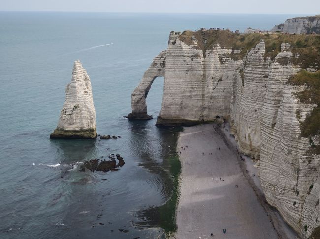 英仏海峡に面し、自然が長い年月をかけて作りだした石灰岩の雄大な断崖が続く海岸線を見ようと、オートノルマンディの港町を訪れました。<br /><br />この日はフェカン滞在２日目、切り立った白亜の断崖で有名なエトルタのアヴァルの断崖からの絶景を心ゆくまで眺め、フェカンの町を見下ろす断崖では、第二次世界大戦中にドイツ軍が建設した要塞跡が今も残るファニェ岬（Cap-Fagnet）を散策しました。<br /><br /><br />&lt;旅程&gt;<br />7/ 6 （木）成田　10:30 ー ヘルシンキ　14:50　<br />　　　　　 ヘルシンキ 16:30 ー チューリッヒ 18:15　<br />　　　　　　　　　　　　　　　　　　　　　　　　　（チューリッヒ泊〉<br />7/ 7 （金）チューリッヒからグリンデルワルト移動<br />　　　　　 フィルスト→グロスシャイデック　ハイキング<br />　　　　　　　　　　　　　　　　　　　　　　　〈グリンデルワルト泊〉<br /><br />7/ 8 （土）フィルスト→シーニゲプラッテをハイキング<br />　　　　　　　　　　　　　　　　　　　　　　　〈グリンデルワルト泊〉<br /><br />7/ 9 （日）クライネシャイデック→ヴェンゲン　ハイキング<br />ヴェンゲン～ラウターブルンネン～ミューレン<br />　　　　　　　　　　　　　　　　　　　　　　　〈グリンデルワルト泊〉<br /><br />7/10（月） グリンデルワルト⇔ベーレグ　ハイキング<br />　　　　　　　　　　　　　　　　　　　　　　　〈グリンデルワルト泊〉<br /><br />7/11（火） ハーダークルム→インターラーケンオスト ハイキング<br />　　　　　　　　　　　　　　　　　　　　　　　〈グリンデルワルト泊〉<br /><br />7/12 (水） メンリッヘン→クライネシャイデック　ハイキング　<br />　　　　　 昼食後、アイガーグレッチャーからアイガートレイルを　　　<br />　　　　　 ハイキング　　　　　　　　　　　 　〈グリンデルワルト泊〉<br /><br />7/13（木） グリンデルワルトからジュネーブに移動、レマン湖散策<br />　　　　　　　　　　　　　　　　　　　　　　　　　　〈ジュネーブ泊〉<br /><br />7/14（金） ジュネーブ　12:00　ー　パリ　13:15　AF1843<br />　　　　　 パリCDG空港からレンタカーでフェカンへ移動 〈フェカン泊〉<br /><br />7/15（土） エトルタ、フェカン　　　　　　　　　　　 〈フェカン泊〉<br />　<br />7/16（日） サン・タドレス、オンフルール、CDG空港<br />　　　　　 パリ　21:55　ー　成田　16:30（翌17日）