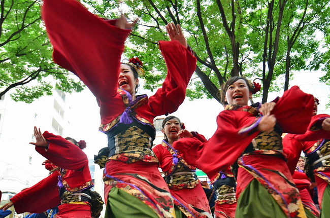 日本最大級の踊りの祭典。2017年8月25日(金)～8月27日(日)の3日間、<br />国内外から全20会場.47チーム約3800人<br />薄曇りで風もあり絶好のどまつり日和に熱気あふれる舞を披露した。<br /><br />「観客動員ゼロ＝全員参加型」をコンセプト<br />真夏の名古屋を舞台に行われる/　にっぽんど真ん中祭り(19th domatsuri)<br />感動、興奮、熱気が詰まった3日間！来場者数は225万3,3000人。<br />「踊ろーまい！歌おーまい！騒ごーまい！名古屋に行こまい～♪」<br />地域の代表の民謡と鳴子を持って元気に・・・。<br />埋め尽くした観客の中からは惜しみない拍手と歓声が沸き続いた！<br />名古屋の夏祭り最後を締めくくる「ど祭り」が、<br />終わると（夏色模様が終焉の様に）秋の到来となる。<br /><br />今年は、3日間の土曜日に4時間を二カ所回り撮りました。<br />メイン会場..大津通パレード会場 東西コース.を<br /><br />→午前中に2時間<br />　第19回にっぽんど真ん中祭り　一部（メインステージ/久屋大通公園）<br />　　　　　　　　　　　　http://4travel.jp/travelogue/11278444<br />　　　　常盤のチームを中心に<br />　　　枚数が少ないので大津通パレード会場の演舞も追加しました。<br /><br />→午後から2時間<br />　第19回にっぽんど真ん中祭り　二部（大津通パレード会場）<br /><br />今回のBlogは、大津通パレード会場 東コースに陣取<br />流れが途切れたら、大津通パレード会場 西コースを撮ることに<br />それだから、どのチームか?ごちゃごちゃで分からなくなりましたが<br />百華夢想.「甲斐◇風林火山」.kagura.大須笑店街☆21.チーム覇王ー<br />MAIYA（中仙道...夏祭りでも）.コンコン豊川.東西大学校 トルゴレ<br />極津.関西大学学生チーム &quot;漢舞&quot;.三好ソーランボンバーズ<br />そして、最後に平岸天神を観て.このど真ん中祭りのスタートの重し・<br />都合により取り急ぎ・・・。<br /><br />去年同様、滞在時間は4時間<br />何時もは、灼熱の太陽を浴びながら疲労困憊ですが<br />今年は、曇りがちで大津通りは日陰に陣取るが<br />やはり問題は、重い望遠レンズが最大のネック。<br /><br />第19回(2017年)「審査結果」発表！！<br />第19回にっぽんど真ん中祭り受賞チーム<br />どまつり大賞（内閣総理大臣賞） 名古屋学生チーム『鯱』(名古屋市中区)<br />準どまつり大賞（2チーム） kagura(名古屋市中区).常笑(名古屋市瑞穂区)<br />４位 笑゛(愛知県犬山市)<br />５位 半布里(岐阜県加茂郡富加町)<br />６位 信州大学YOSAKOI祭りサークル和っしょい(長野県松本市)<br />優秀賞（同順位）（6チーム）<br />京炎そでふれ！輪舞曲(京都府京都市)<br />鳴海商工会 猩々(名古屋市緑区)<br />浜松学生連　鰻陀羅(静岡県浜松市)<br />嘉們-KAMON-(大阪府大阪市)<br />岐阜聖徳学園大学 柳(岐阜県岐阜市)<br />「甲斐◇風林火山」(山梨県上野原市)<br />観客全員投票 1位<br />(ケータイ・スマホ部門) kagura(名古屋市中区)<br />観客全員投票 1位<br />(インターネット・ニコニコ動画部門) 常笑(名古屋市瑞穂区)<br /><br />　　*************過去のにっぽんど真ん中祭り*************<br /><br />第18回にっぽんど真ん中祭り<br />　　　　　にっぽんど真ん中祭り(18th domatsuri)<br />　　┏★┓　http://4travel.jp/travelogue/11164582<br />第17回にっぽんど真ん中祭り　その1.バサラ瑞浪etc<br />　　┏★┓　http://4travel.jp/travelogue/11051832<br />第17回にっぽんど真ん中祭り　その2.半布里.あさぎetc<br />　　┏★┓　http://4travel.jp/travelogue/11051593<br />第17回にっぽんど真ん中祭り　その3.百華夢想/常磐<br />　　┏★┓　http://4travel.jp/travelogue/11050729<br /><br /><br />第16回にっぽんど真ん中祭り　その1.どまつり大賞名古屋学生チーム「鯱」<br />　　┏★┓　　http://4travel.jp/travelogue/10926086<br />第16回にっぽんど真ん中祭り　その2.ジュニア大会＆Time for Taiwan.etc<br />　　┏★┓　　http://4travel.jp/travelogue/10929423<br />第16回にっぽんど真ん中祭り　その3.百華夢想/常磐<br />　　┏★┓　　http://4travel.jp/travelogue/10925342<br />第16回にっぽんど真ん中祭り　その4.バサラ瑞浪/平岸天神etc<br />　　┏★┓　　http://4travel.jp/travelogue/10930754<br />第16回にっぽんど真ん中祭り　その5.極津.彩季etc<br />　　┏★┓　　http://4travel.jp/travelogue/10926276<br /><br /><br />にっぽんど真ん中祭り(15th domatsuri)<br />　　┏★┓　　http://4travel.jp/travelogue/10807573