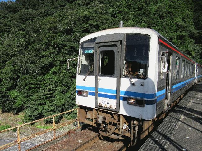 ■はじめに<br /> 今回の目的地は、余命幾何もない三江線である。紙幅の関係で詳細な理由は省略するが、来年(平成30年)4月1日をもって廃止されることとなった。<br /> 私は三江線には数度乗車したことがあり、一番最近では、2年ほど前に廃止の話が新聞に乗り始めた頃に「念のため」として乗車したものである(拙文「老婆心ながら三江線に乗っておく旅」参照)。それよりさらに3年ほど前には、鉄道に並行してバスを増発する社会実験を行っており、それを検証するために訪問をしている(拙文「サンライズ出雲で行く「三江線増便社会実験」検証の旅」参照)。<br /> 廃止直前は色々と殺伐とした人が増えるため、前もって最後の乗車をすることにした。<br /> それにしても、いつも旅程には悩まされる。場所が関東から遠いこともあるが、明るいうちに走り通す列車が三次発2本と江津発1本しかないのである(これでも、以前のダイヤよりは選択肢が増えた。もちろん、途中で泊まるという技もあり、2回ほど実践したことがある)。今回は、日曜の早朝に江津を出発する列車で乗り通すことにした。<br /> 往路であるが、ベストの選択肢はサンライズ出雲であるが、ここ最近は人気が高くて金曜発はなかなか取れない。ということで、かなり早い時期に山口宇部空港行の便を押さえておいた(最寄りは石見空港であるが、値段の関係で断念)。復路は広島空港である。<br /> 悲しい話題(廃止)だけでは心もとないので、他の鐵ネタとして「可部線の再開業区間の乗車」を加えることとした。<br /><br />@宇都井駅にて