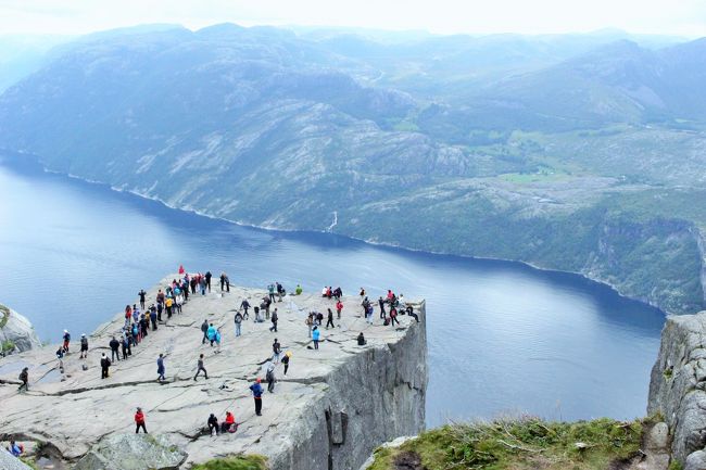 ニューヨークの旅行記もそこそこに、先日行ってきたノルウェーの旅行記を書いていきたいと思います（笑）<br /><br />初めての一人旅が2011年の北欧スウェーデン（と、一瞬フィンランドのヘルシンキ）だったので、6年ぶりの北欧。フィヨルド、絶景、船旅、可愛い街並、と調べれば調べるほど行きたいところが増えてしまい、かなり詰め込んだ旅にはなりましたが、持ち前の体力でバリバリ楽しんできました！！！<br /><br />8/9　 関空～タイ<br />8/10　タイ～オスロ～スタヴァンゲル<br />8/11　プレーケストーレン<br />8/12　スタヴァンゲル～ベルゲン～フッティルーテン<br />8/13　オーレスン～ガイランゲルフィヨルド<br />8/14　オスロ～タイ<br />8/15　タイ～関空