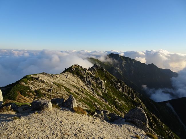 3週連続の登山。1泊2日で中央アルプスの檜尾岳、空木岳、南駒ヶ岳、越百山などを縦走してきました。<br /><br />＜行程＞<br />→菅の台10:02（バス）<br />菅の台10:15→10:45しらび平11:00→千畳敷11:07（バス&amp;ロープウェイ）<br />千畳敷11:13-11:30極楽平-12:58檜尾岳-13:58熊沢岳-14:53東川岳-15:09木曽殿山荘-16:07空木岳-16:12駒峰ヒュッテ（泊）4:52-4:57空木岳5:26-6:40南駒ヶ岳6:49-7:39仙涯嶺7:48-8:41越百山8:53-9:18越百小屋9:19-11:20伊奈川ダム登山口-12:59（徒歩）<br />須原14:22→（JR）<br /><br />＜これまでの中央アルプス登山記＞<br />木曽駒ヶ岳（2014.09）<br />http://4travel.jp/travelogue/10935315