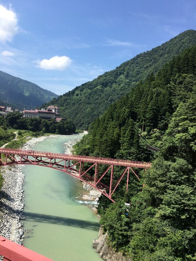 8月最後の週末に絡めて夏休みが取れたので、旅行に出かけました。 初日は、新幹線はくたか555号で黒部宇奈月温泉駅に向かいます。 まあ、なんと早い事でしょう。上野から2時間半で到着しました。<br />そこから宇奈月温泉街を目指してバスで30分、トロッコ列車の始発駅 宇奈月駅に着きました。<br />旅番組で何度か見てましたが、実際にトロッコに乗って見る風景は絶景の一言。青々とした緑も良かったですが、紅葉の季節もぜひ訪れたいと思いました。<br />当日は宇奈月温泉に宿泊し、のんびりさせていただきました。<br />